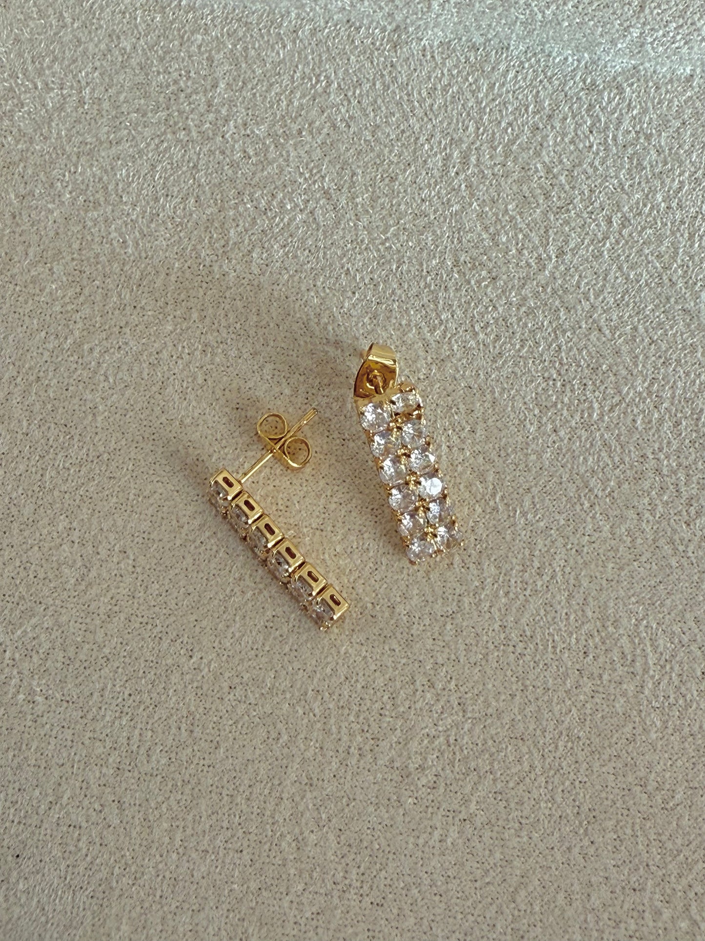 Trendy accessory set.