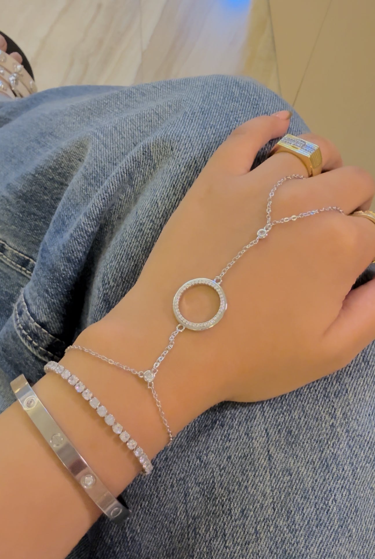 Circle hand chain