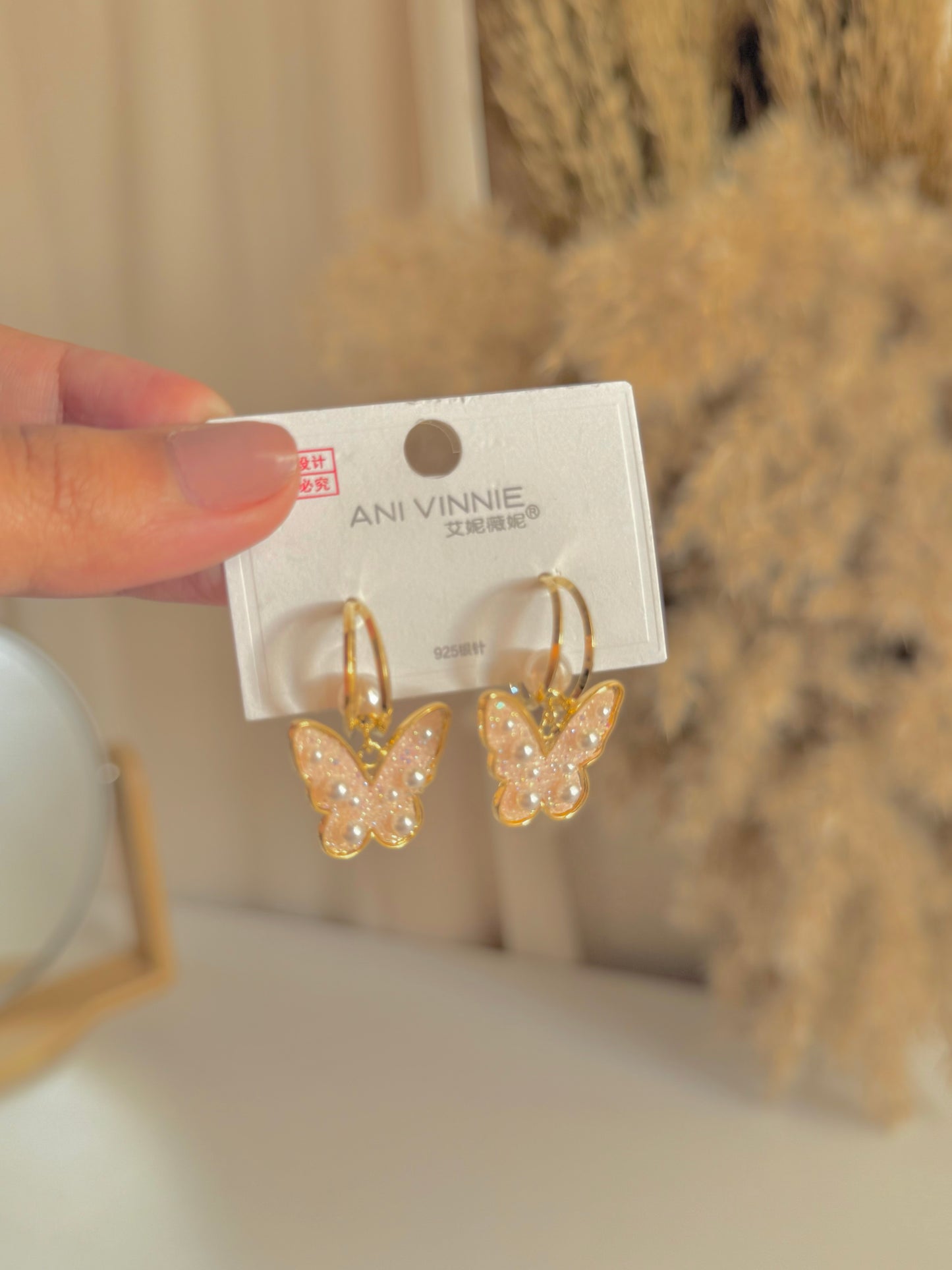 Stunning gold earrings.