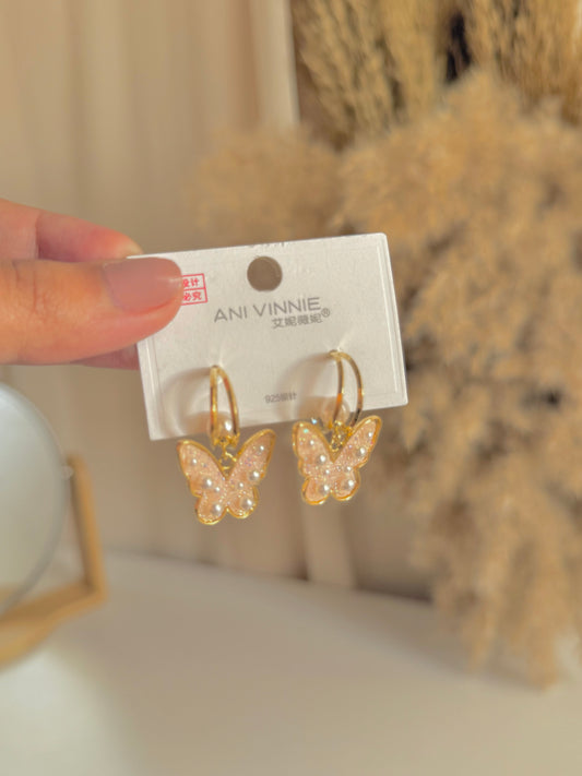 Stunning gold earrings.