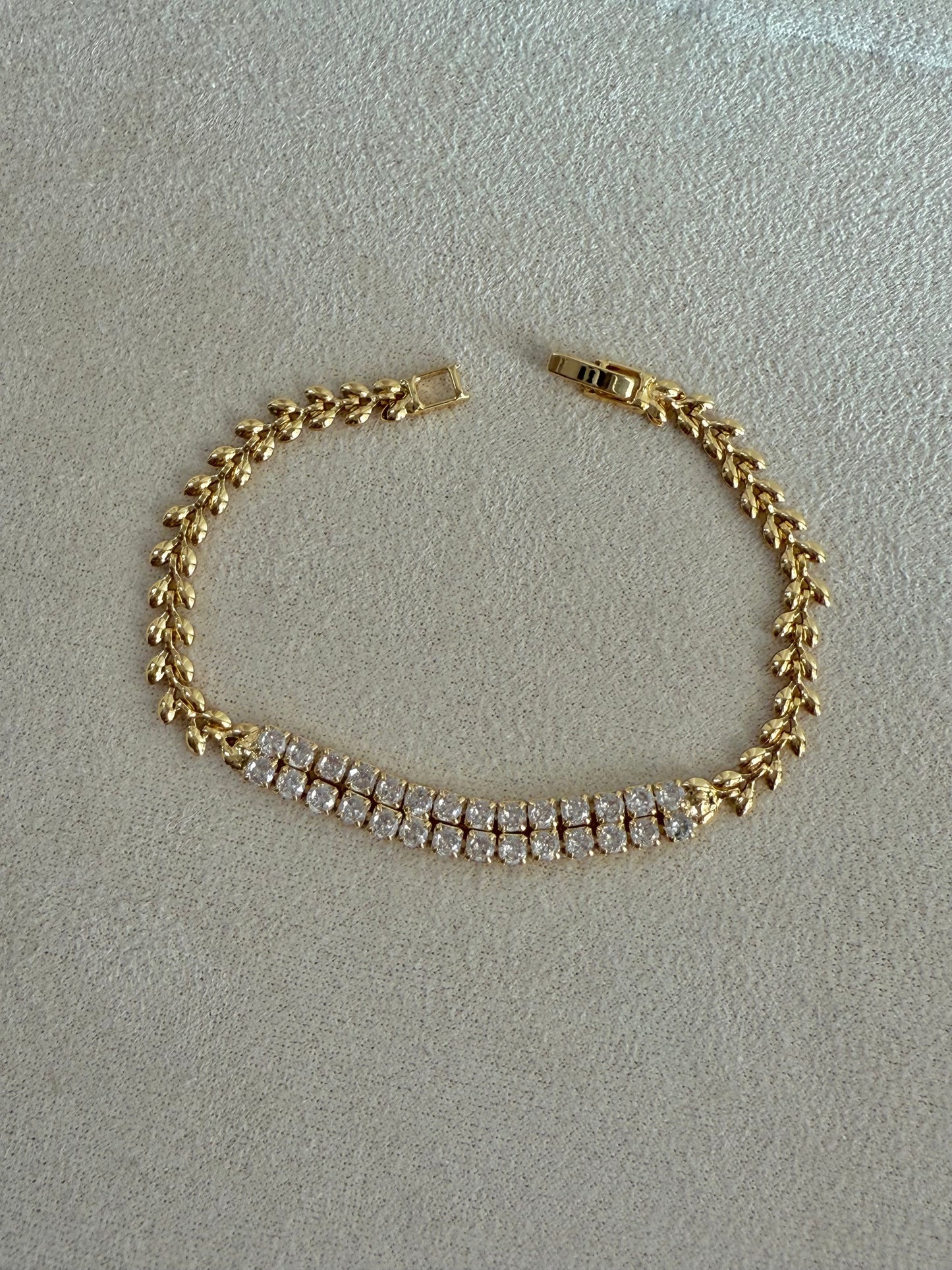 Trendy accessory set.