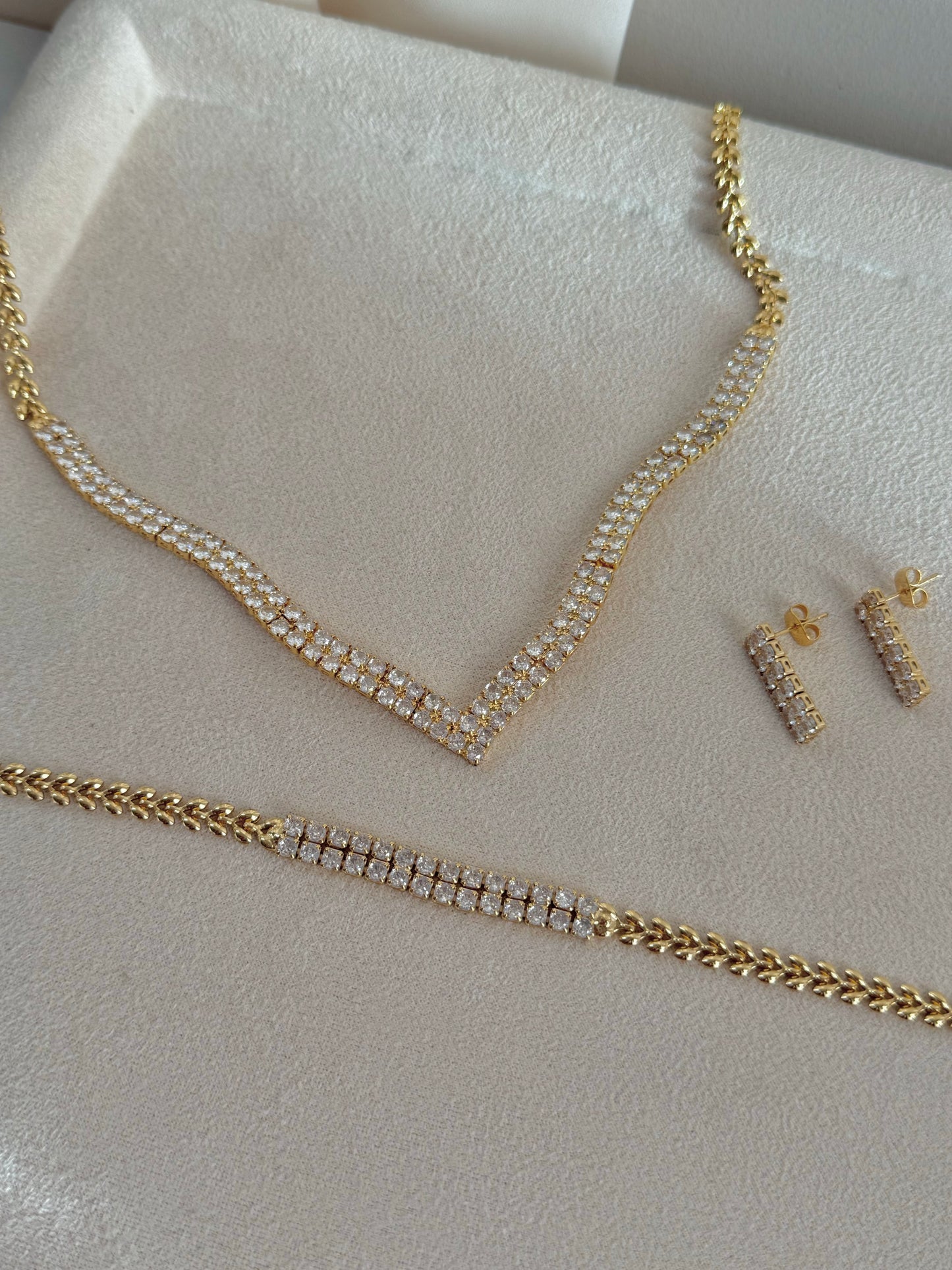 Trendy accessory set.