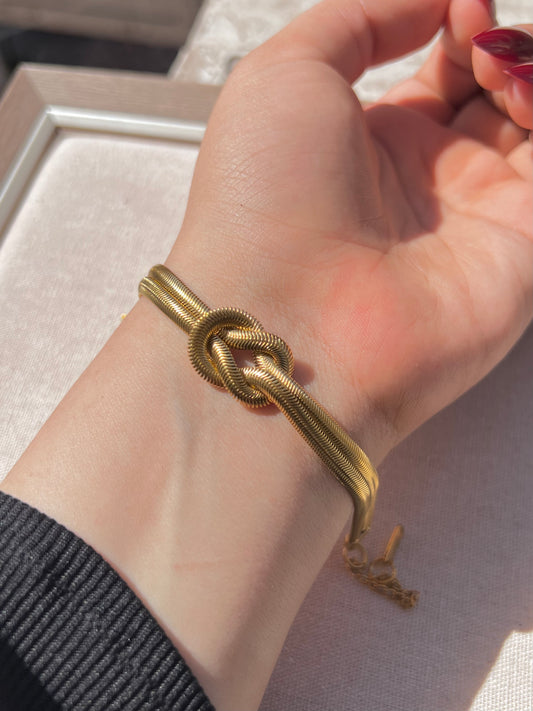 Fashionable Bracelet KNOT