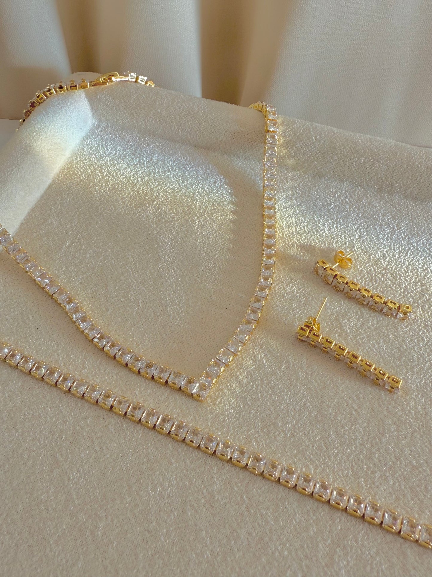 Trendy tennis accessory set.