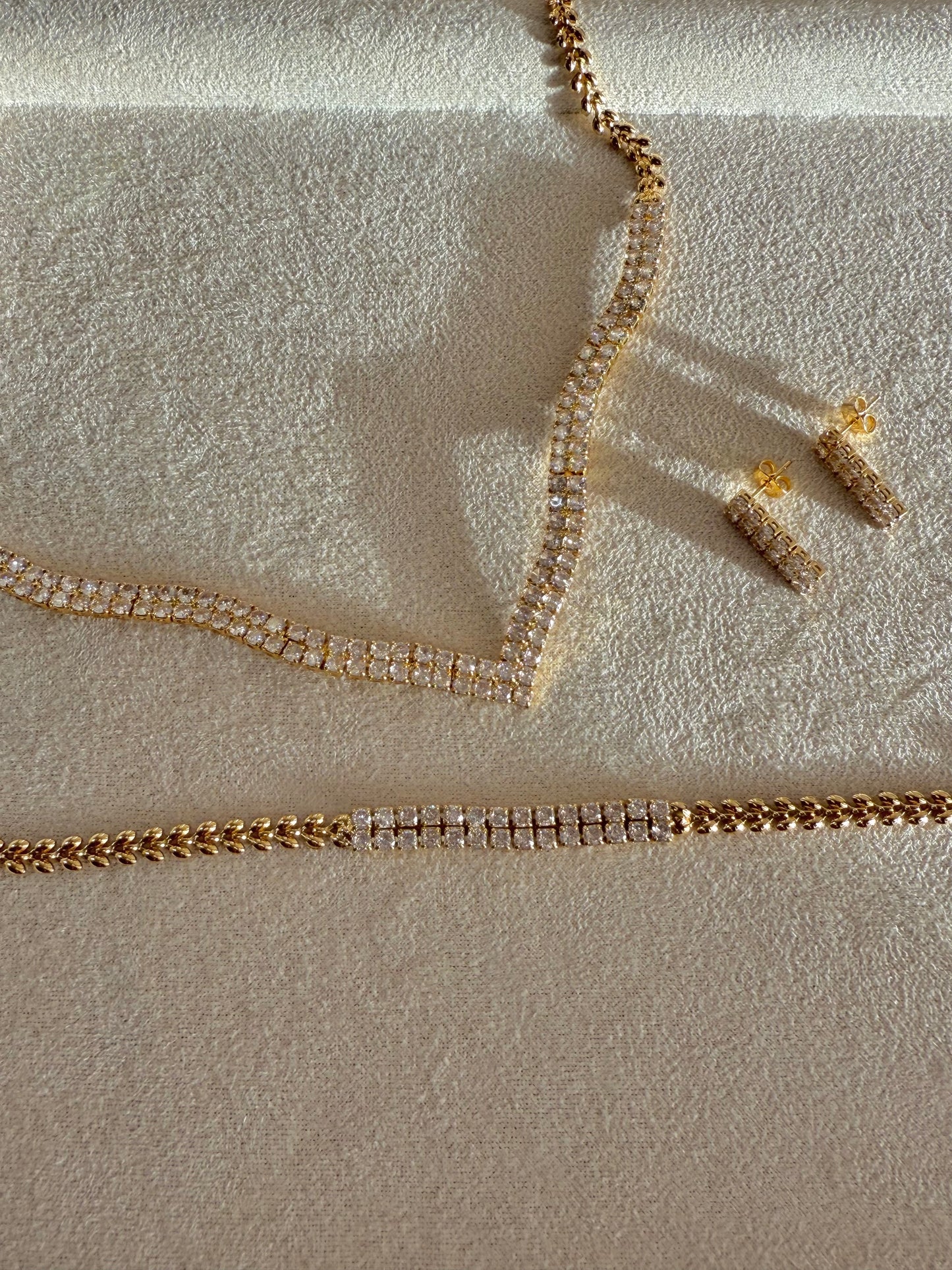 Trendy accessory set.